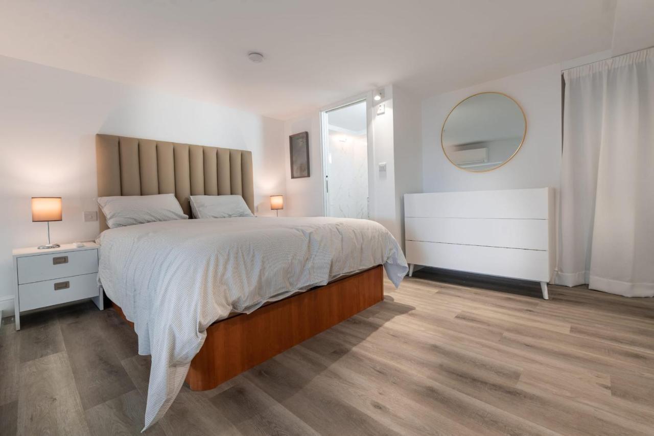Beachfront Maisonette ジブラルタル エクステリア 写真