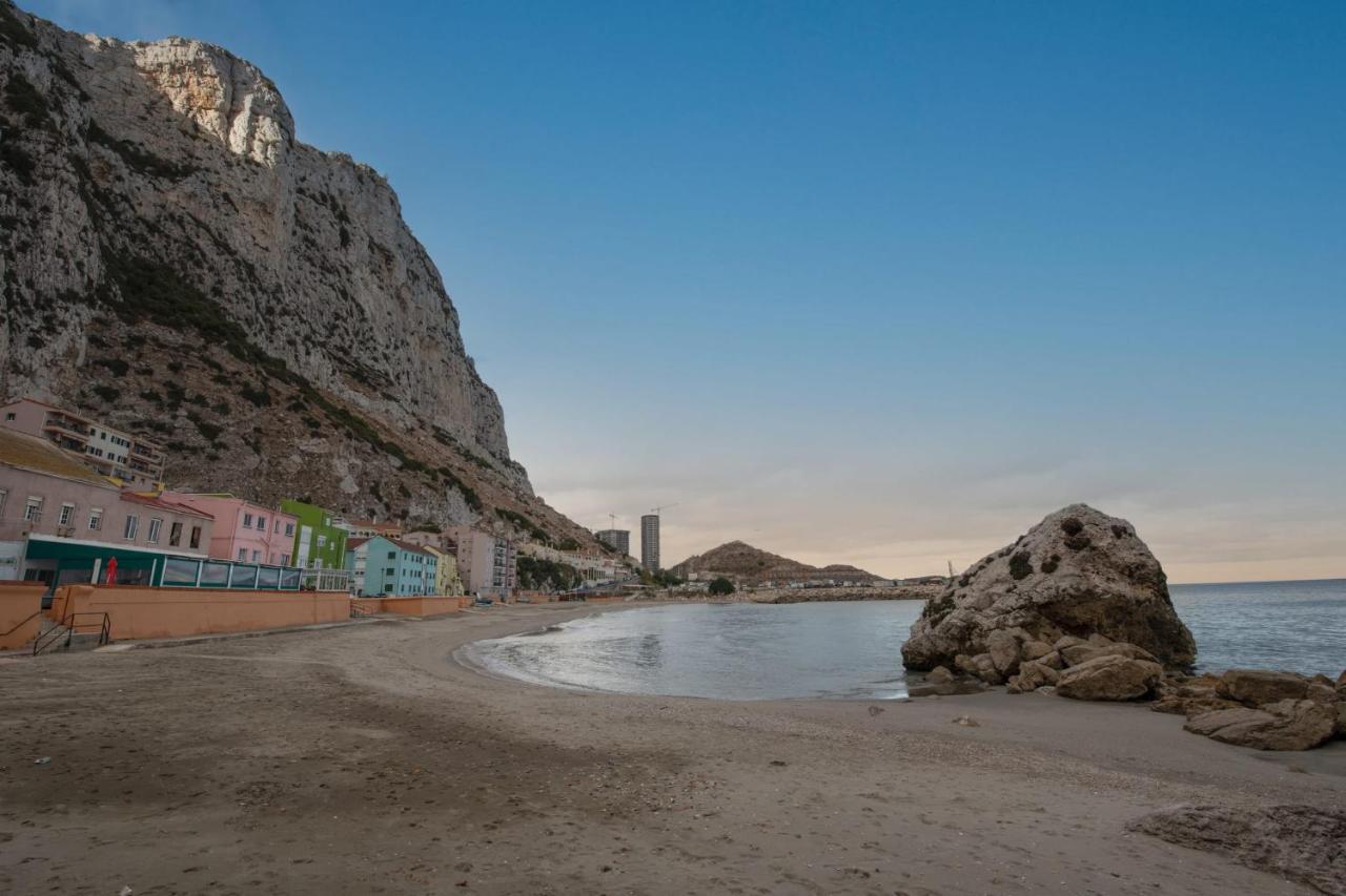 Beachfront Maisonette ジブラルタル エクステリア 写真